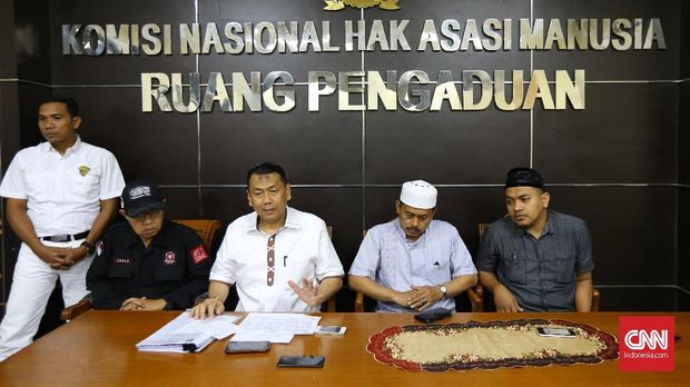 Kuasa Hukum, Dr M Kapitra Ampera beserta Lembaga Adat Melayu Riau melaporkan AWK (anggota DPD Bali) yang diduga melakukan persekusi terhadap Ustad Abdul Somad di Kantor Komnas HAM, Jakarta, Senin (18 /12)