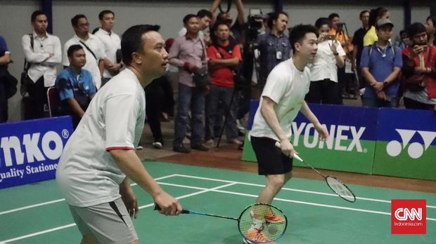 Imam Nahrawi berduet dengan Kevin Sanjaya Sukamuljo dalam laga ekshibisi jelang kejuaraan bulutangkis khusus ganda.