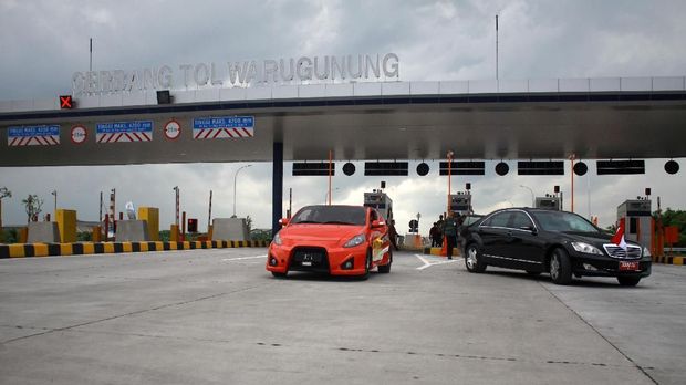 Presiden Jokowi Mengaku Deg-degan Jajal Mobil Listrik Ezzy II