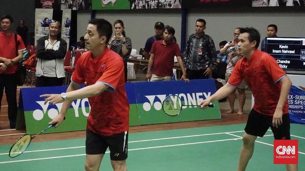 Dua juara olimpiade dari dua edisi berbeda, Ricky Subagja dan Candra Wijaya, meladeni Kevin/Imam.