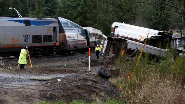 Kereta api Amtrak yang mencoba rute baru yang lebih cepat tergelincir di DuPont, Washington, Senin (18/12).