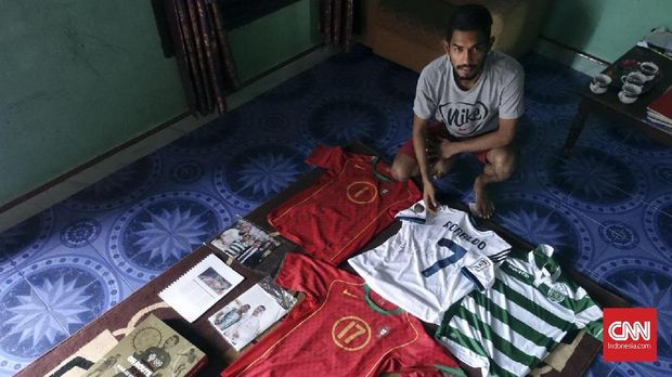 Martunis memamerkan kostum dari Cristiano Ronaldo.