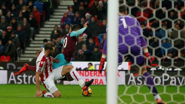 Wasit menunjuk titik putih saat Manuel Lanzini terjatuh di kotak penalti Stoke City.