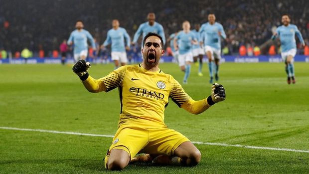 Claudio Bravo jadi pahlawan di babak adu penalti.
