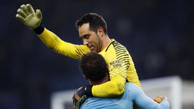 Claudio Bravo jadi pahlawan Manchester City melawan Leicester City lewat drama adu penalti.