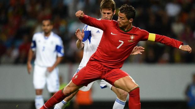 Cristiano Ronaldo pernah membela Timnas Portugal melawan Timnas Israel di kualifikasi Piala Dunia 2014. (