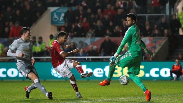 Gol Korey Smith di masa injury time menjadi petaka bagi Manchester United.