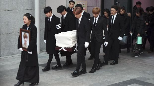 Empat personel SHINee menjadi pembawa peti mati Jonghyun.