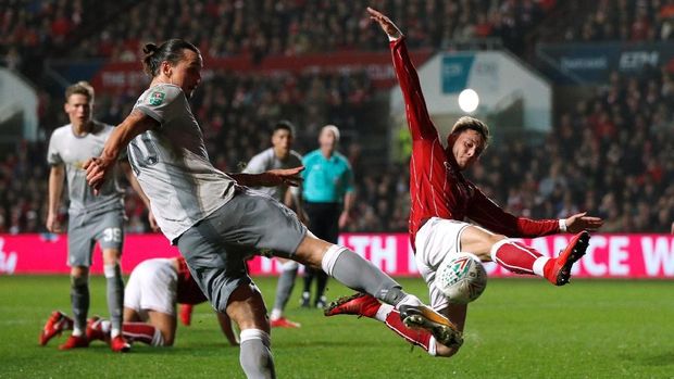Zlatan Ibrahimovic memiliki dua peluang terbaik untuk mencetak gol ke gawang Bristol City.