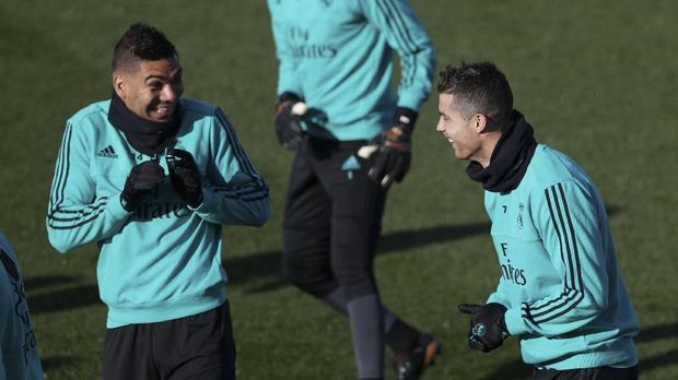 Cristiano Ronaldo (kanan) kembali berlatih bersama rekan-rekannya di Real Madrid.
