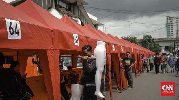 PKL Tetap Berdagang di Trotoar Stasiun Tanah Abang