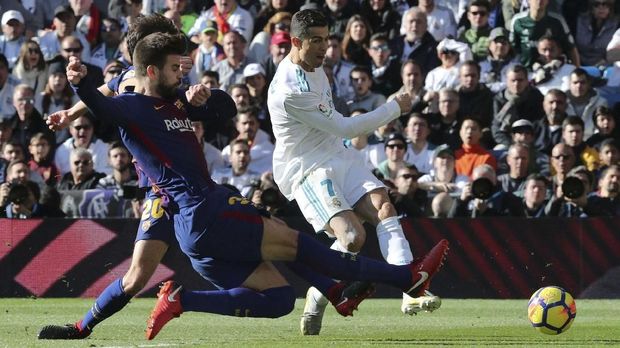Gerard Pique tidak sepakat Barcelona mengikuti cara Real Madrid yang kerap mengeluarkan banyak uang untuk belanja pemain.