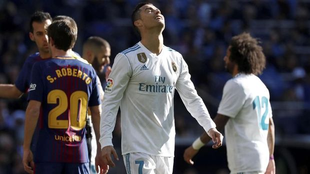 Cristiano Ronaldo dikabarkan meminta pergi dari Real Madrid karena persoalan besaran gaji.