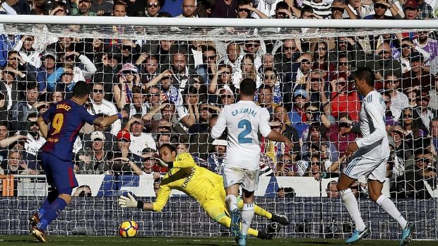 Keylor Navas sempat memblok tendangan Luis Suarez.