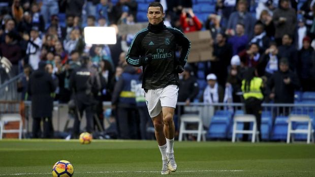 Cristiano Ronaldo melakukan pemanasan jelang pertandingan El Clasico.