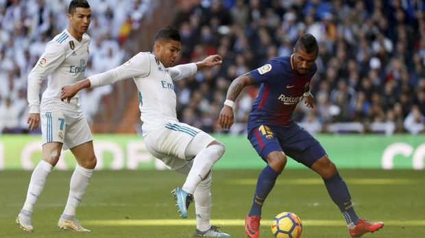 Gelandang Barcelona, Paulinho (kanan) beberapa kali memberikan tekanan ke gawang Real Madrid.