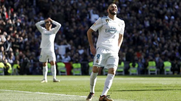 Karim Benzema mendapat sorakan dan siulan cemoohan dari para fan Real Madrid di Stadion Bernabeu. (