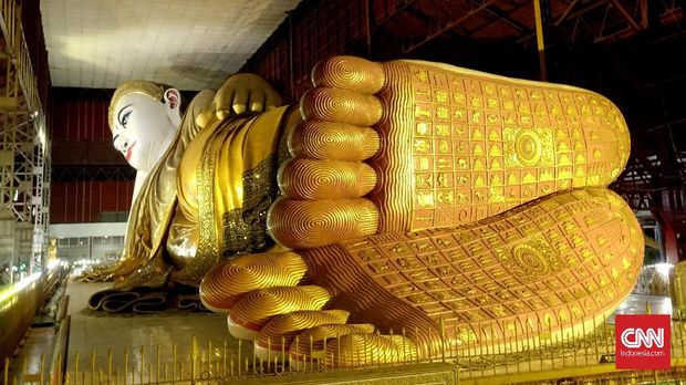 Salah satu ikon menarik di Yangon adalah patung raksasa Buddha berbaring di kuil Chauk Htat Gyi. Patung ini memiliki panjang 66 meter.