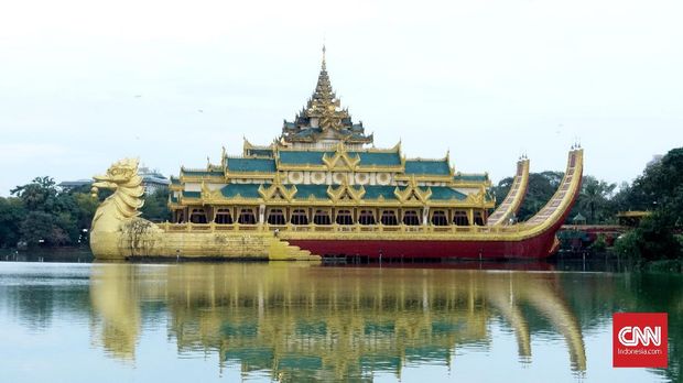 Salah satu ikon Royal Lake adalah Karaweik Hall, sebuah tempat pertemuan yang dilengkapi dengan restoran mewah berbentuk seperti kapal dengan dua naga raksasa.