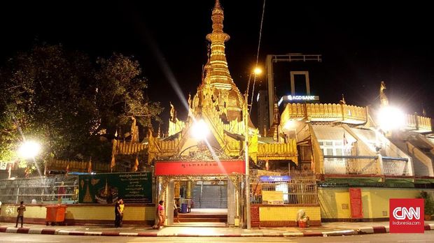 Kawasan depan Sule Pagoda di tengah Kota Yangon.
