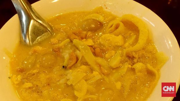 Sarapan khas orang Burma, Nyor Nyot Khout Swel (mie dengan sup susu sapi dan ayam).