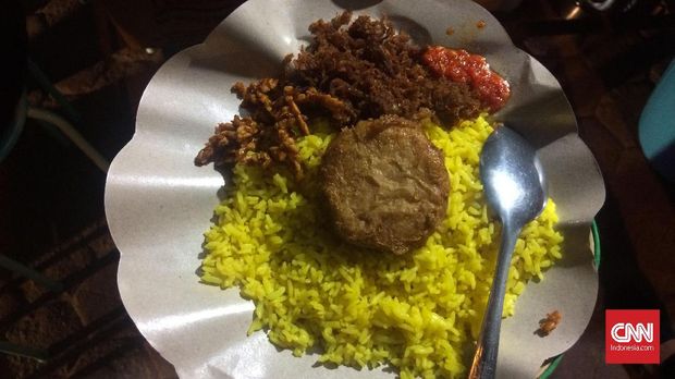 Nasi Kuning Urimese dengan suiran daging rusa.