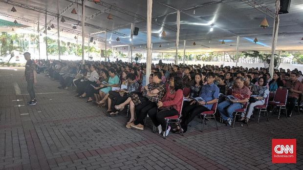 Suasana Katedral sudah dipadati jemaat sejak Minggu (24/12) malam hingga puncak perayaan Natal, Senin (25/12).