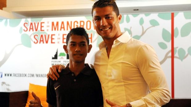 Cristiano Ronaldo saat bertemu anak angkatnya, Martunis. (