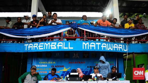 Sepak bola menjadi bagian kehidupan di sini.