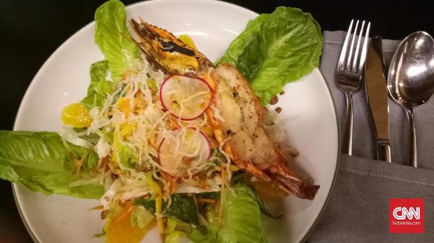 Thai Style Smoked Prawn Salad di Seven Friday Space, sebuah restoran di Plaza Indonesia, Jakarta.