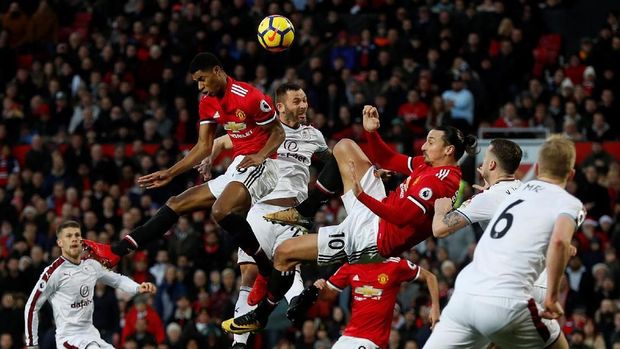 Manchester United tertinggal dua gol dari Burnley di babak pertama.