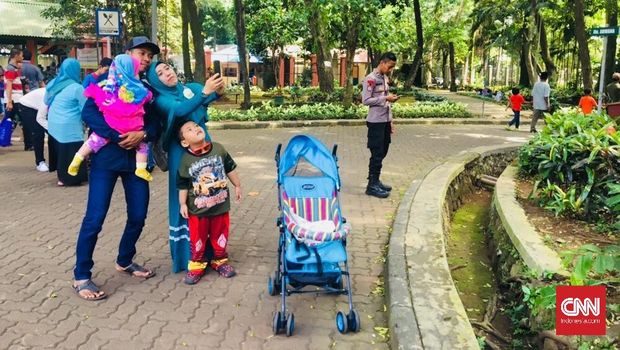 Pengunjung Kebun Binatang Ragunan, Selasa (26/12)