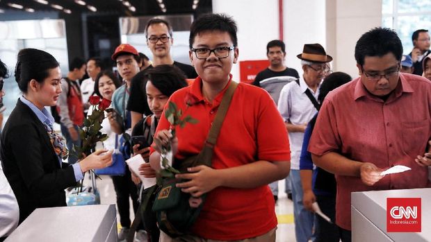 Para penumpang kereta bandara di Stasiun Sudirman Baru diberi setangkai mawar.