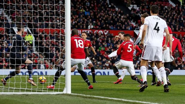 Burnley berhasil mencetak gol cepat di babak pertama.