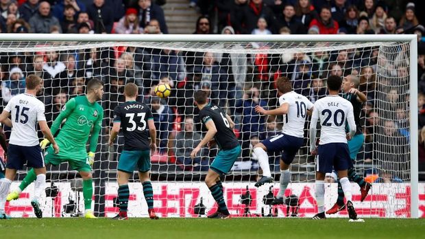 Sundulan Harry Kane membuka kemenangan Tottenham Hotspur atas Southampton, Selasa (26/12).