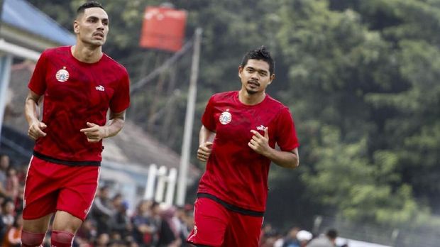 Striker senior Bambang Pamungkas juga ambil bagian dalam turnamen pramusim ini.