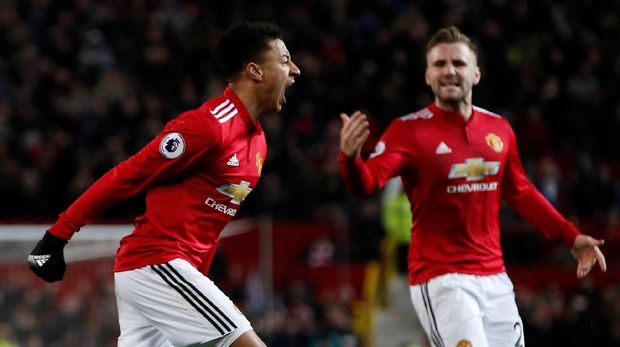 Manchester United terhindar dari kekalahan di hadapan pendukung sendiri lewat gol Jesse Lingard di masa injury time.