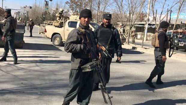 Petugas polisi berjaga di lokasi setelah serangan bom bunuh diri menewaskan puluhan orang di Kabul.