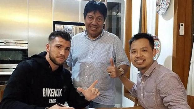 Gede Widiade (tengah) akan menemui PPK GBK demi mendapat kejelasan soal penggunaan SUGBK.