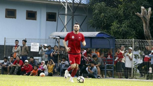 Menjelang musim 2018, Persija mendatangkan lima pemain asing yang dua di antaranya sudah dikontrak.