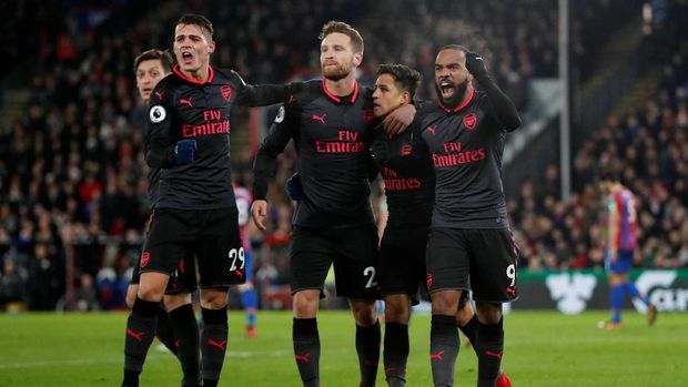 Arsenal meraih kemenangan di laga bersejarah Arsene Wenger.