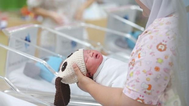 Sambut Tahun Baru, Bayi-bayi Ini Dipakaikan Kostum Anak Anjing
