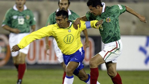 Romario Faria (kostum kuning) mengarungi dunia politik selepas pensiun dan menjadi salah satu sosok yang kritis terhadap FIFA.