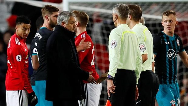 Jose Mourinho sempat mempertanyakan keputusan wasit Craig Pawson yang tidak memberikan hadiah penalti untuk MU ke gawang Southampton. (