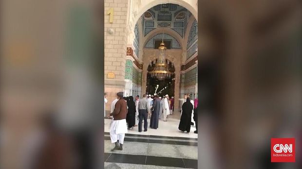 Pintu masuk menuju makam Nabi Muhammad di Kompleks Masjid Nabawi, Madinah, Arab Saudi.