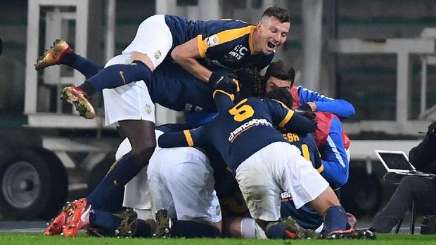 Hellas Verona sempat menyamakan skor 1-1 berkat gol Martin Caceres. (