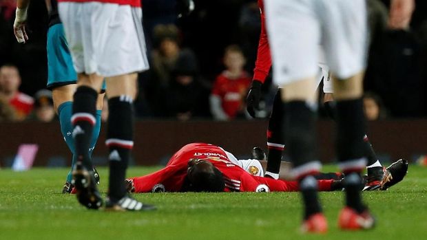 Romelu Lukaku langsung pingsan di lapangan setelah beberapa saat mengerang kesakitan usai berbenturan dengan Wesley Hoedt. (