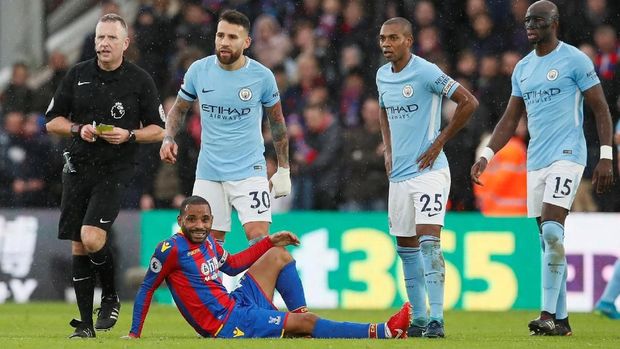Pep Guardiola berharap wasit tak lagi memberikan kelonggaran terhadap pelanggaran keras di Liga Primer Inggris. (