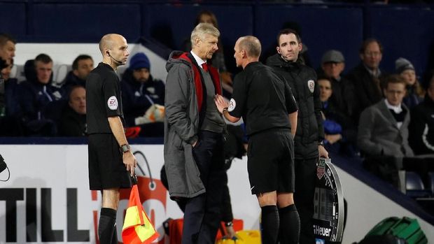 Arsene Wenger protes ke perangkat pertandingan atas hadiah penalti untuk West Bromwich. (