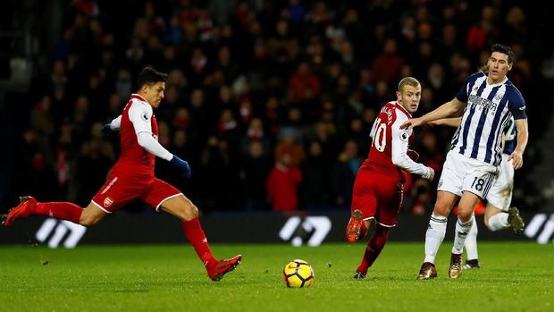 Arsenal sempat unggul 1-0 berkat gol bunuh diri McClean yang mencoba membendung tendangan bebas Alexis Sanchez. (